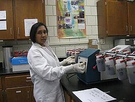 Dimuthu Wijeyaratne working in the lab