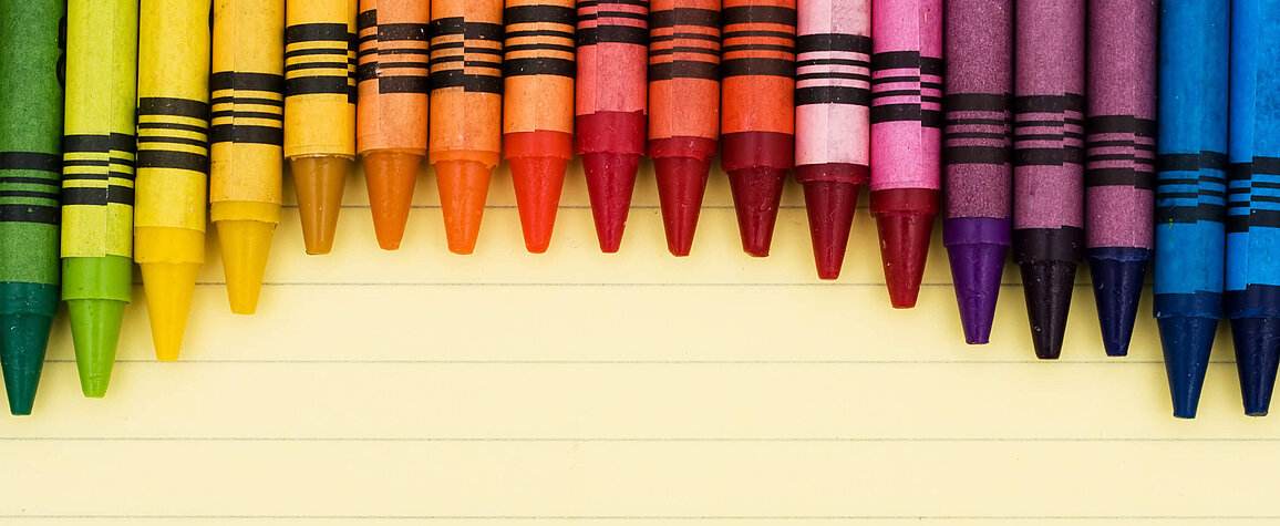 crayons lined up by color